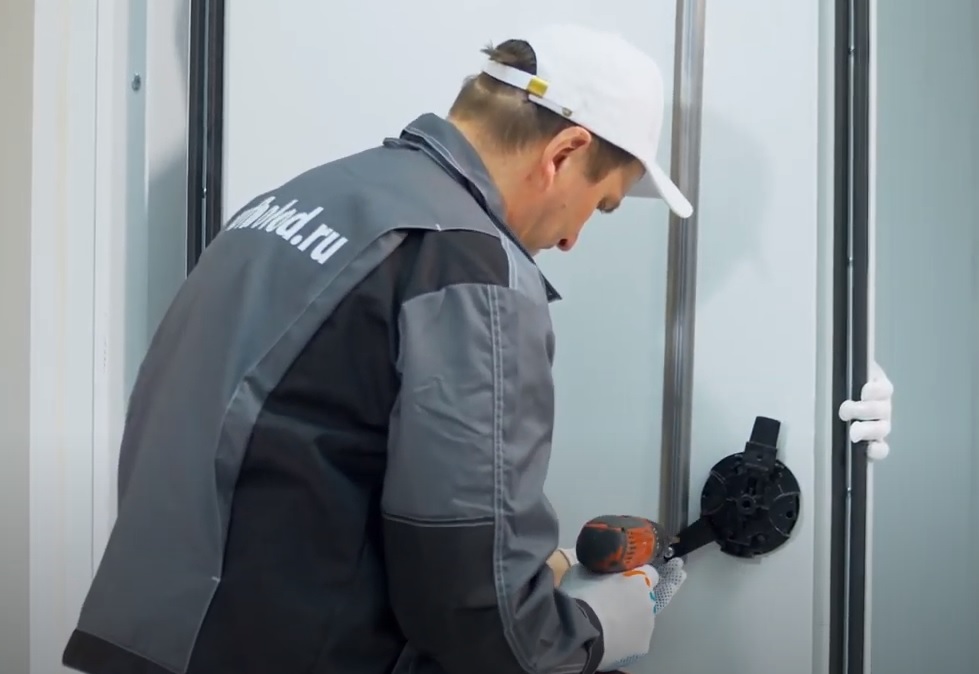 Новая видеоинструкция от «ПрофХолода»: как установить распашную двустворчатую холодильную дверь
