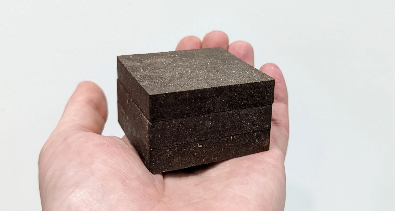 Сверхпрочный бетон из марсианской пыли, новый электролитный материал и самая легкая в мире краска