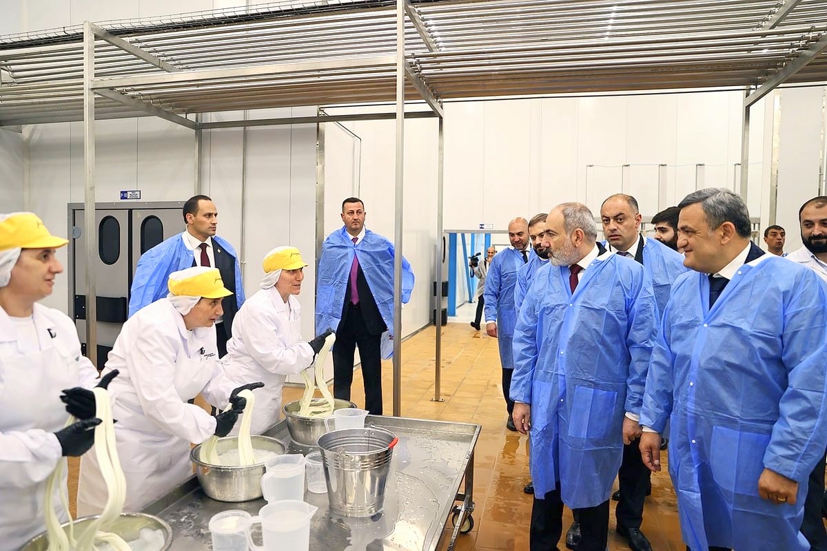 Премьер-министр Армении Никол Пашинян посетил открытие молокозавода, оснащенного 90 дверьми «ПрофХолода»