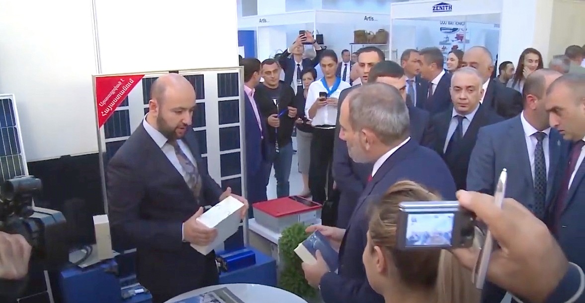 В надежных руках: Премьер-министр Армении Никол Пашинян осмотрел образцы сэндвич-панелей «ПрофХолод»